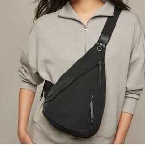 AVON ON THE RUN CROSSBODY BAG (NWOT)